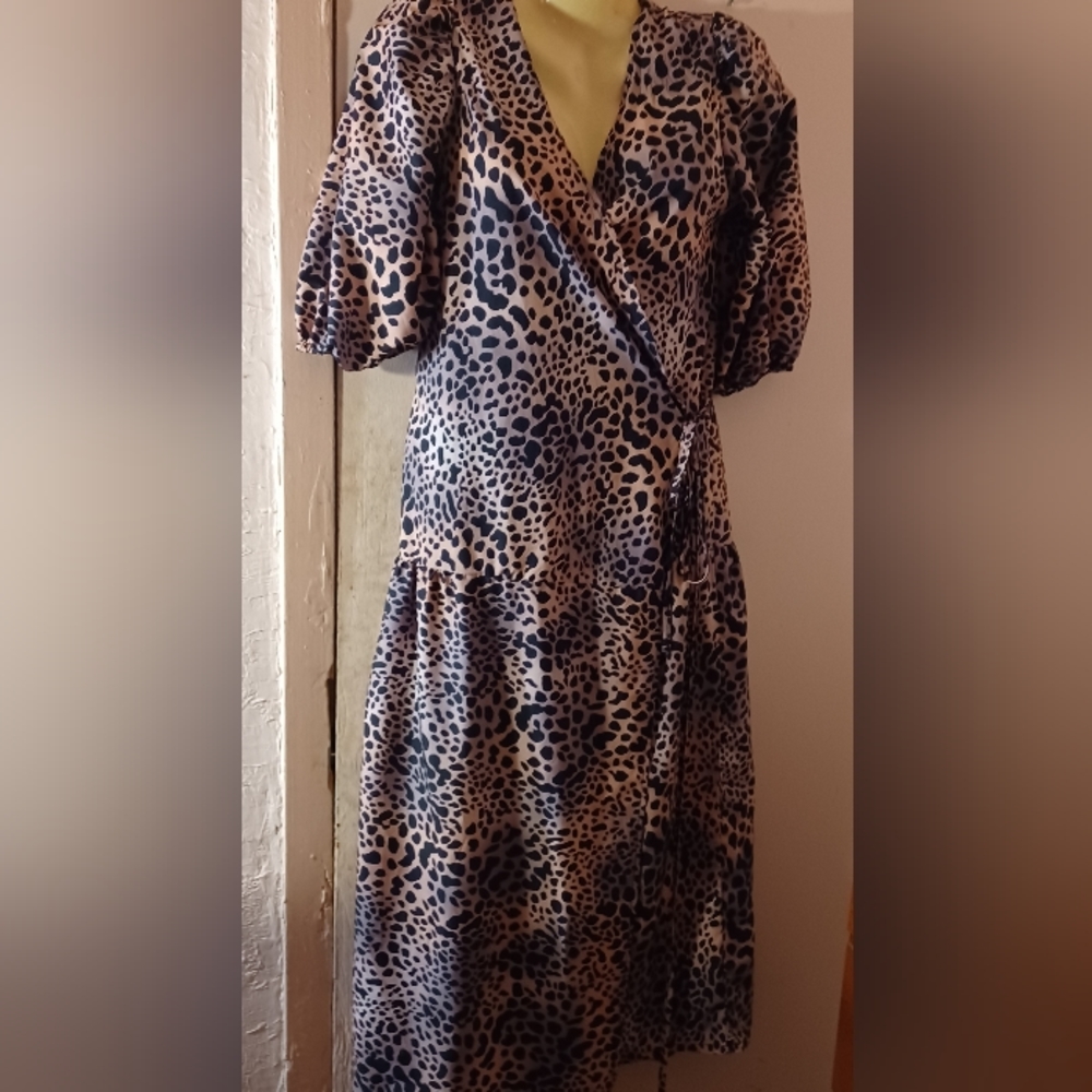 Leopard Print Wrap Cardigan 100% Polyester sz M 40" armpit to bottom